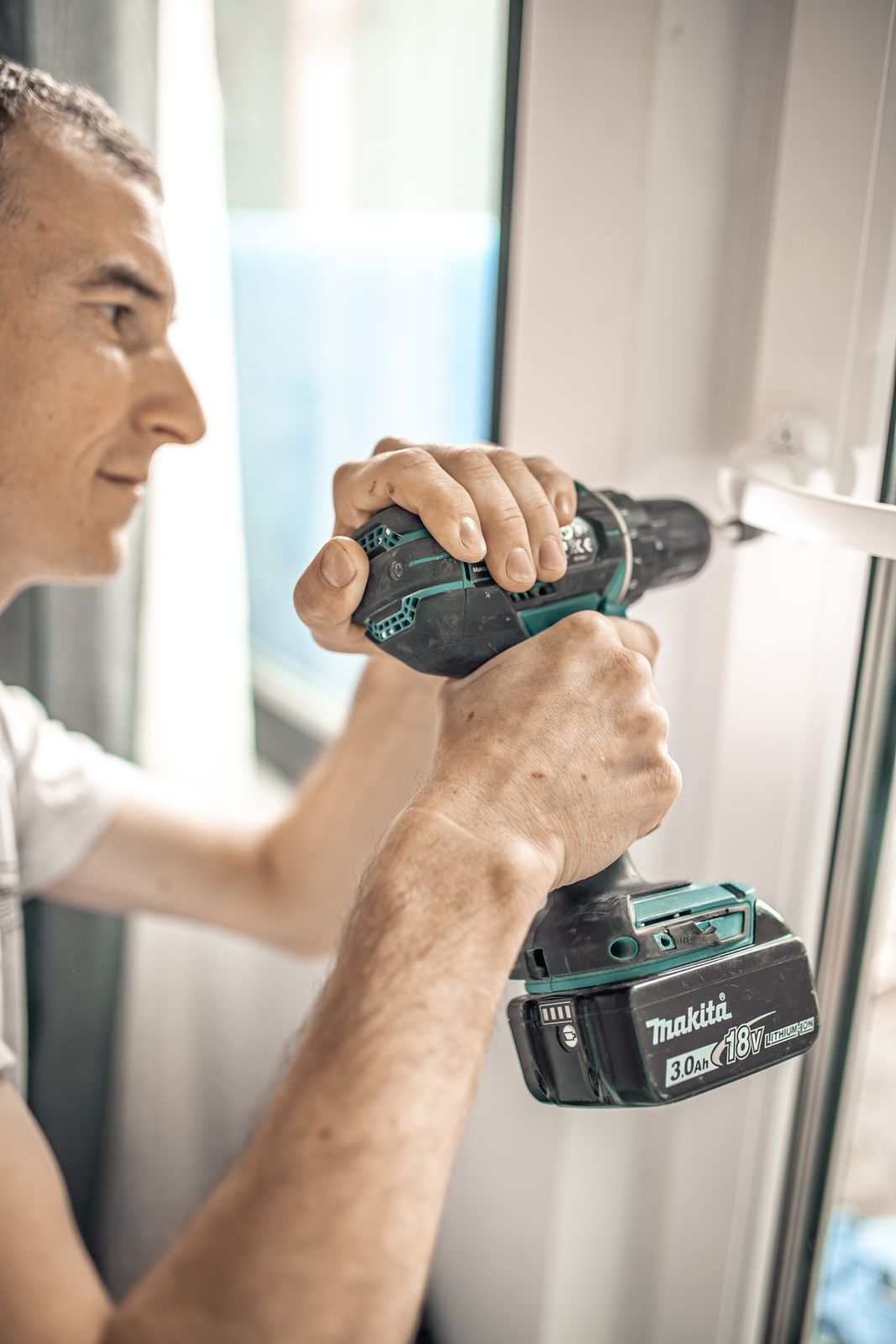 Handwerker installiert Fenster