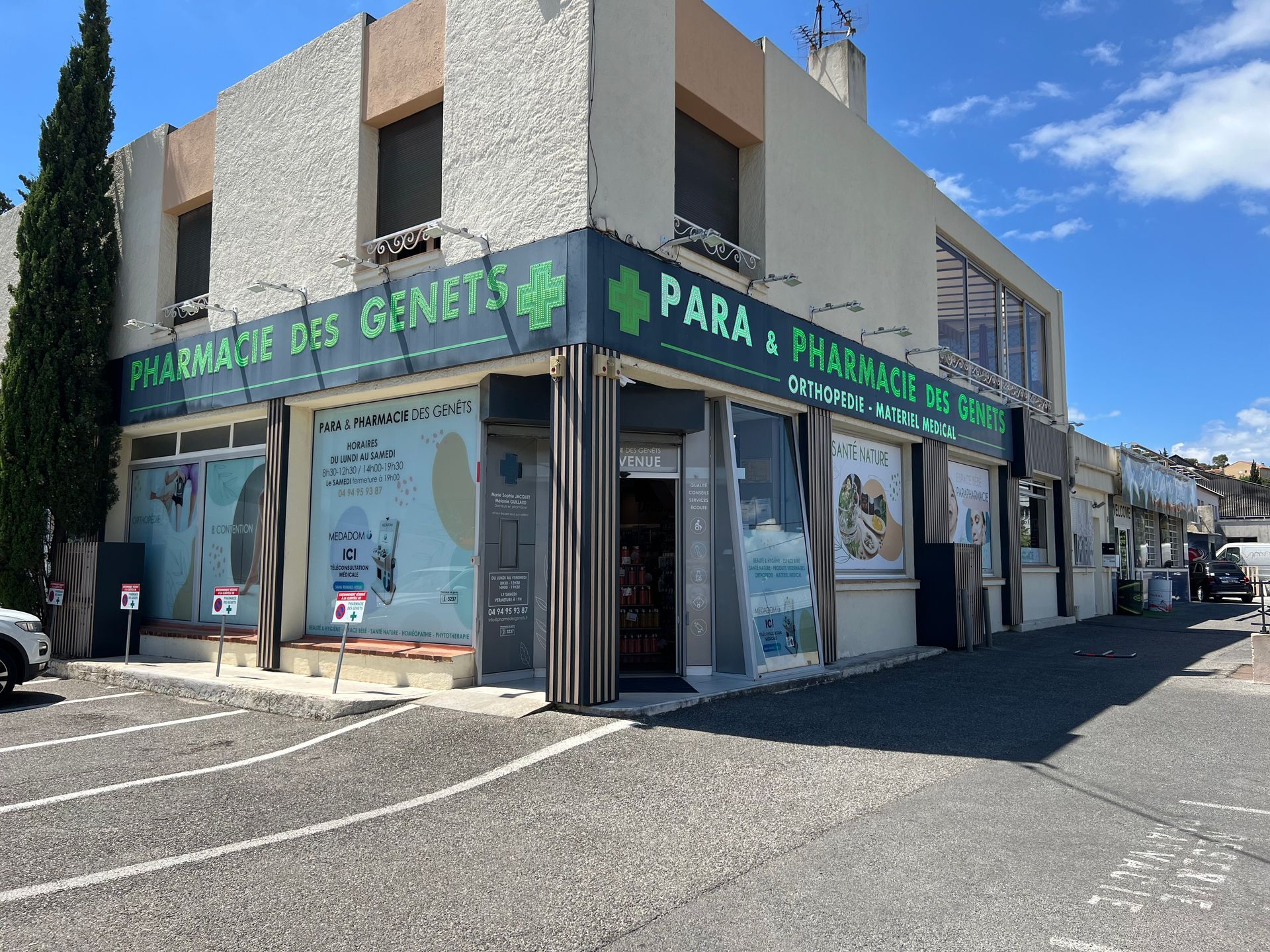 Vue d'angle de la pharmacie