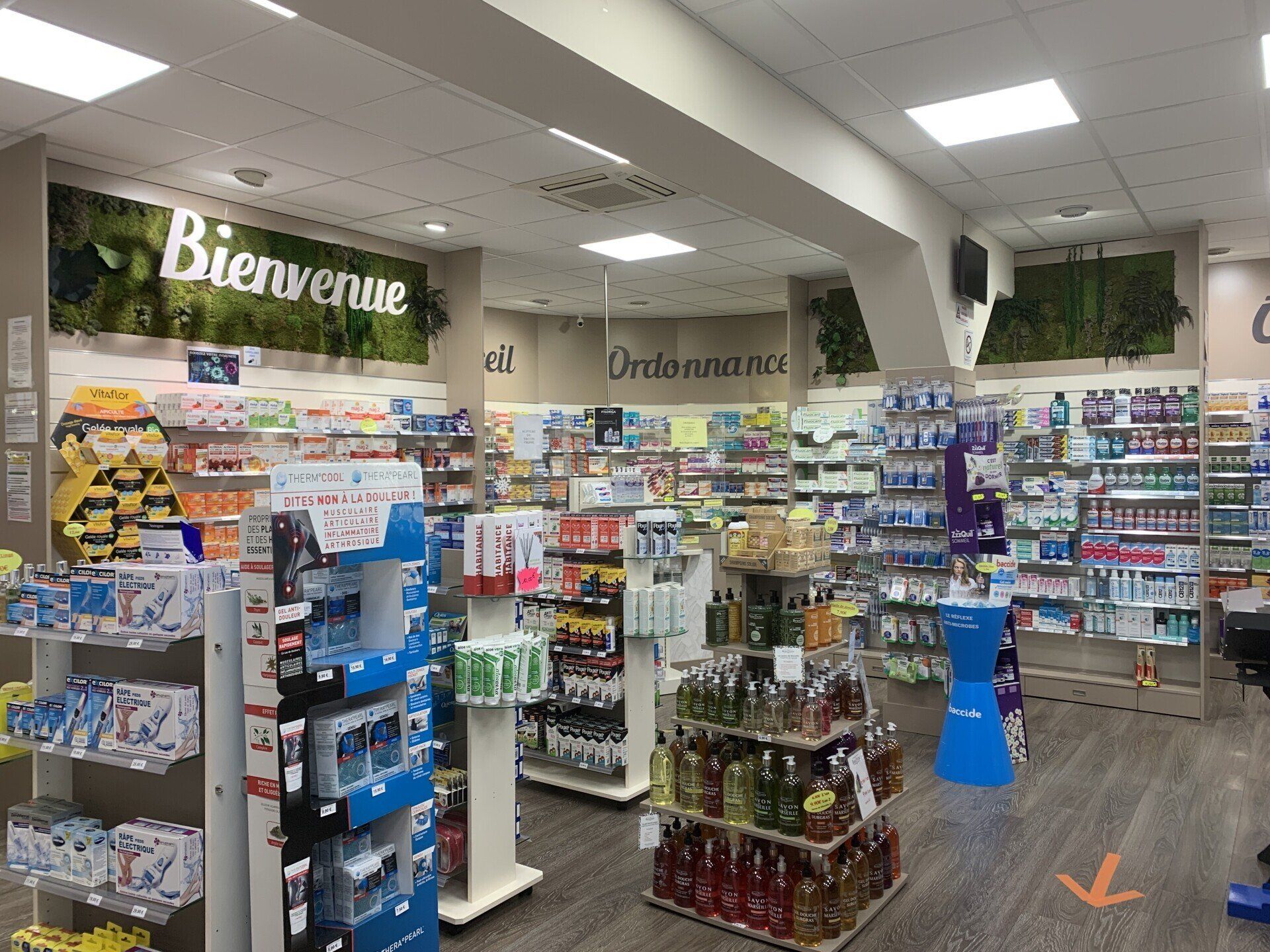 Plusieurs présentoirs à l'intérieur de la pharmacie