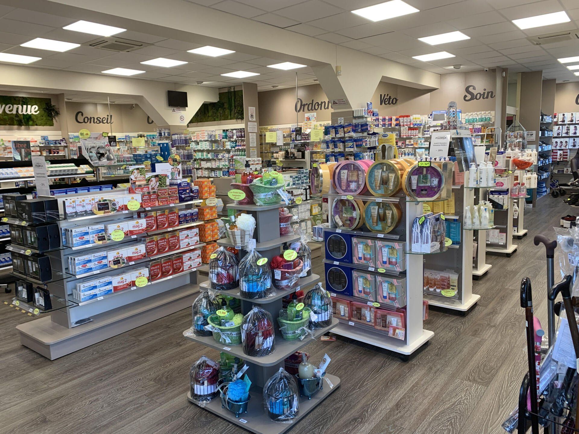 Présentoirs de la pharmacie les Genets à St-Raphael 