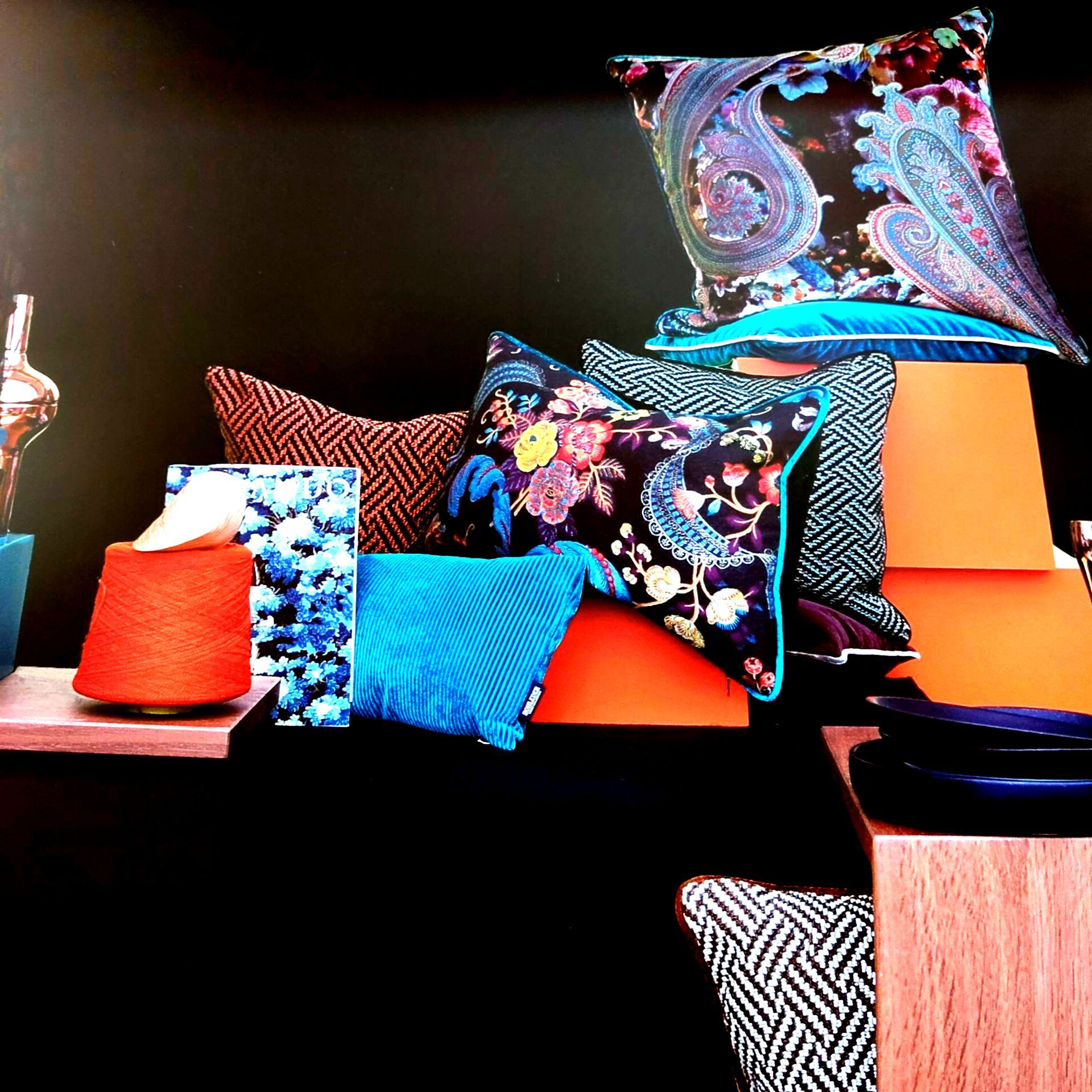 Gold-schwarzer Stoff - Polsteratelier Kurt & Ursula Mischler - Biel