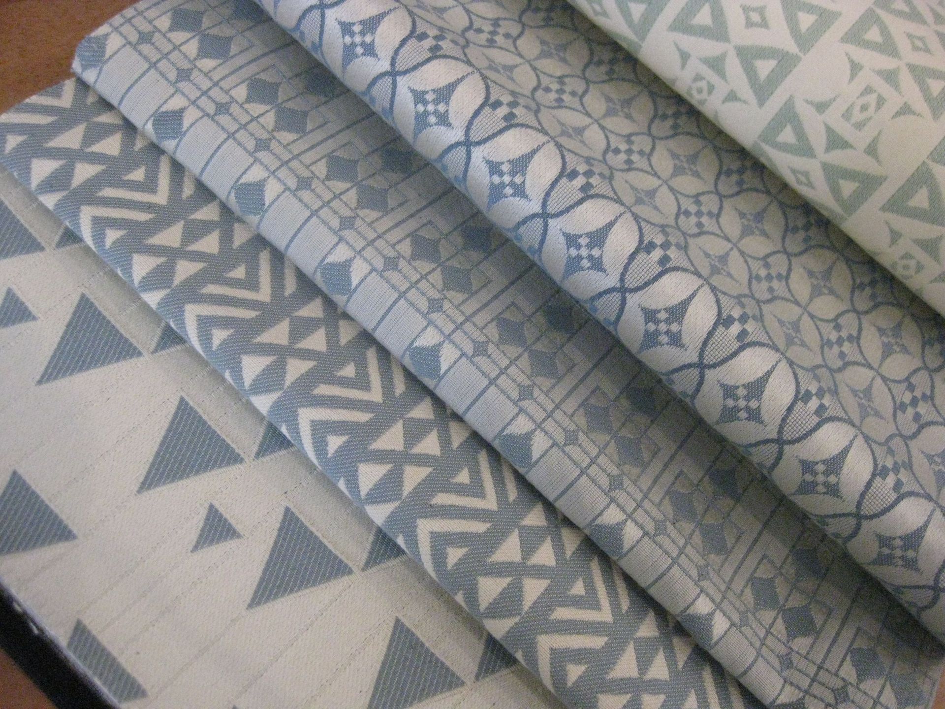 Weiss-grauer Stoff - Polsteratelier Kurt & Ursula Mischler - Biel