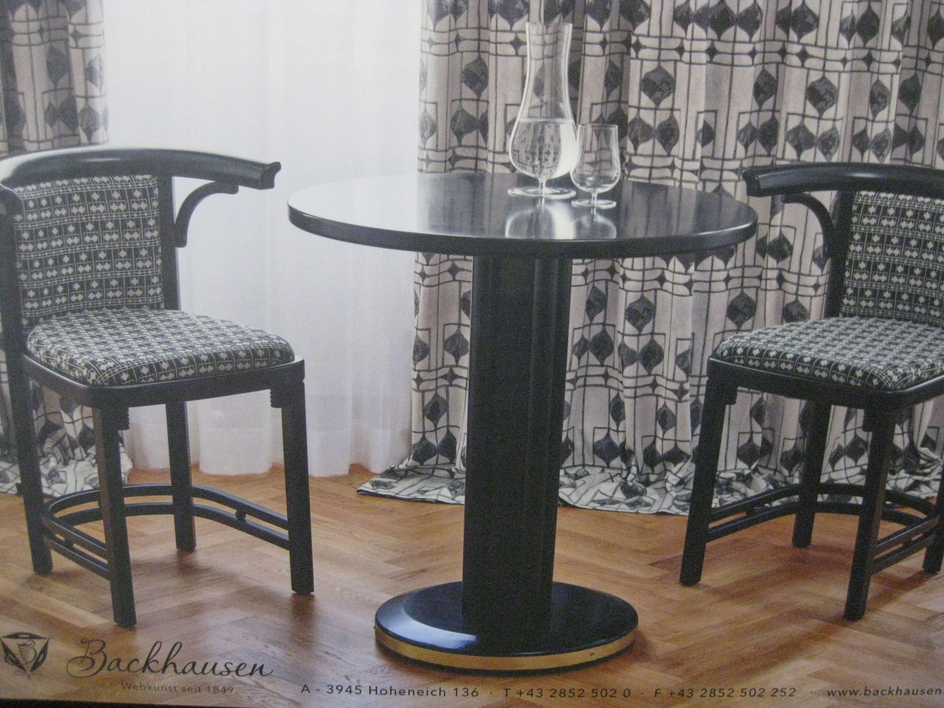 Graues Tischlein mit Stühlen - Polsteratelier Kurt & Ursula Mischler - Biel