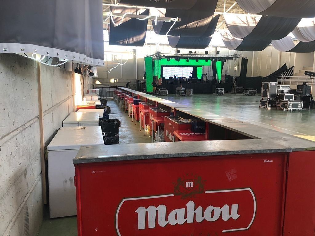 Una barra mahou roja en una habitación grande