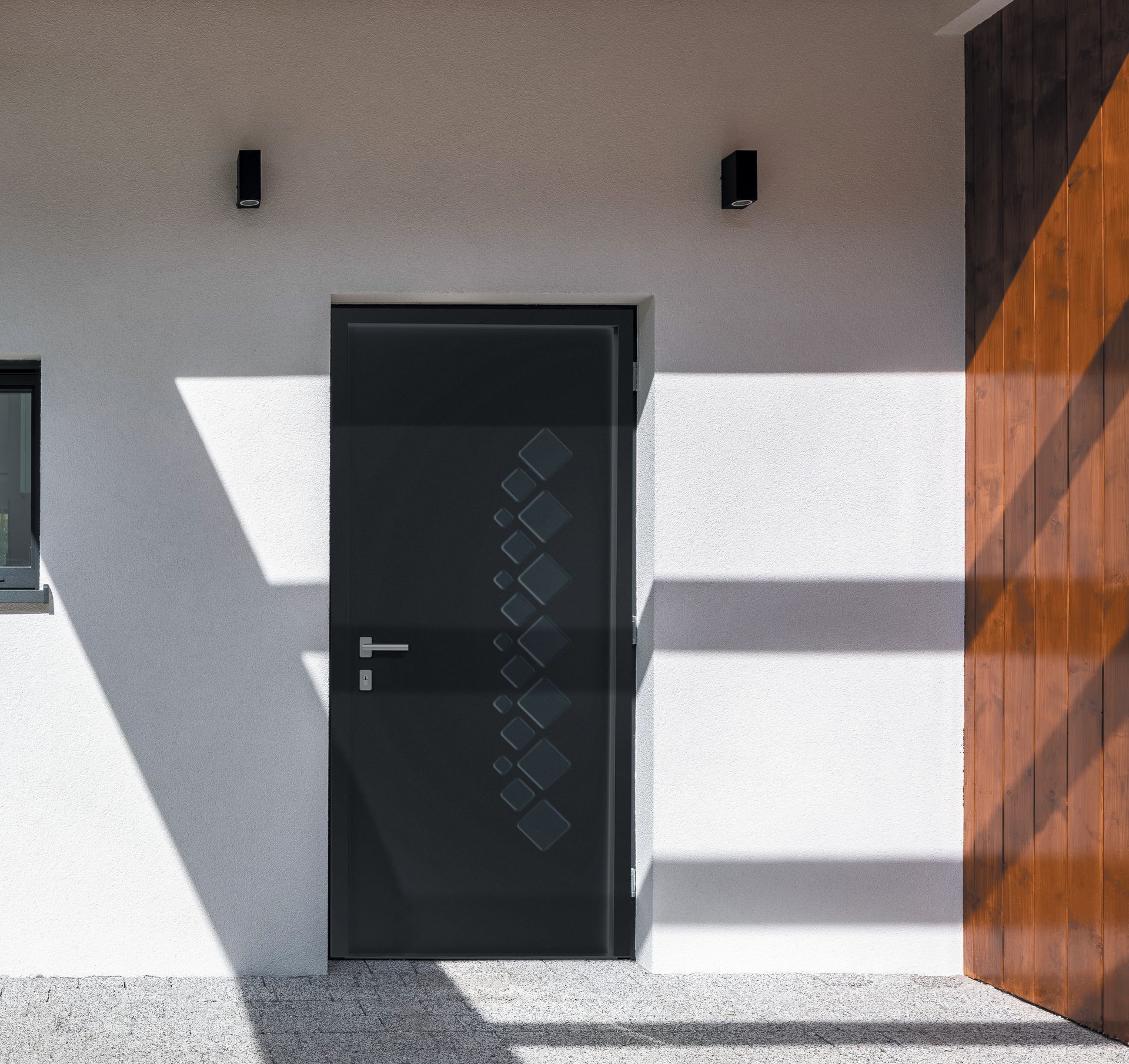 Porte d'entrée noire avec motifs