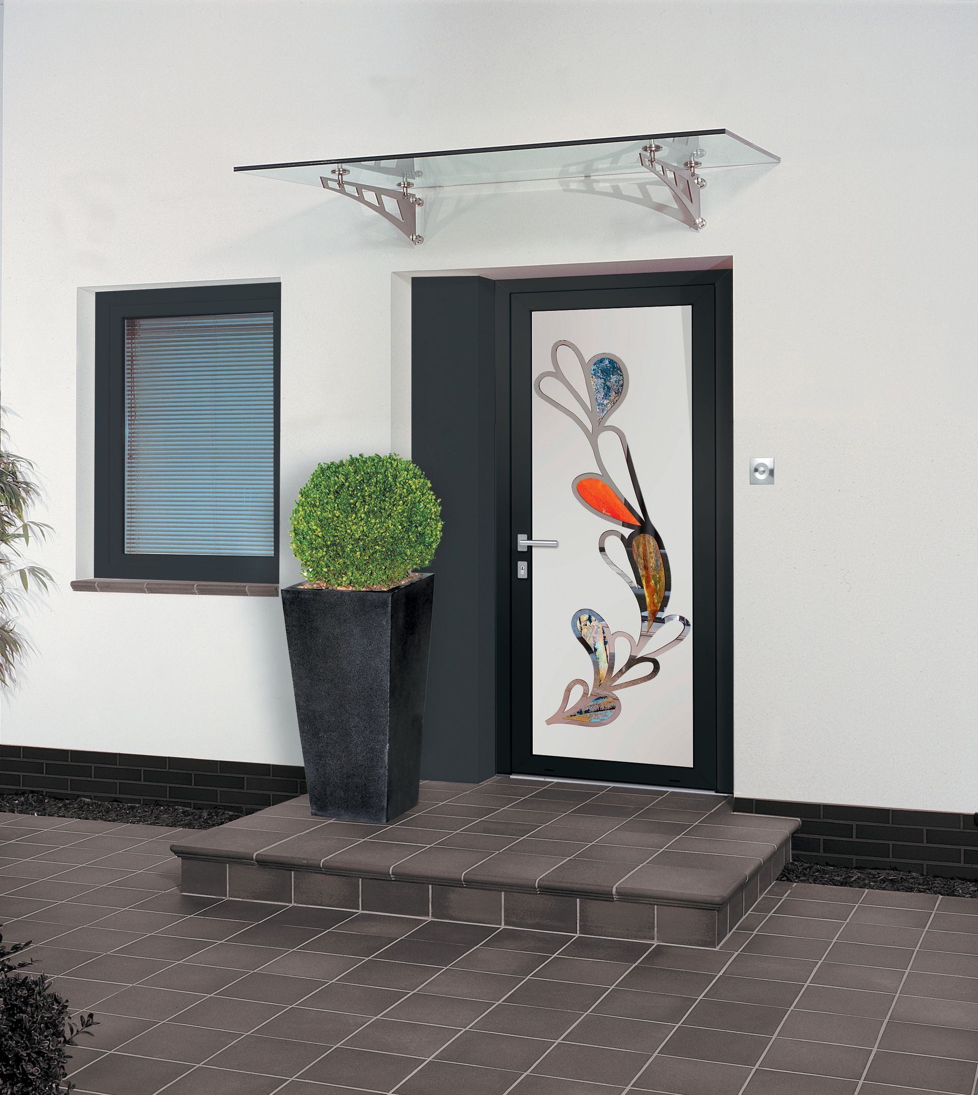 Porte d'entrée blanche avec motifs colorés