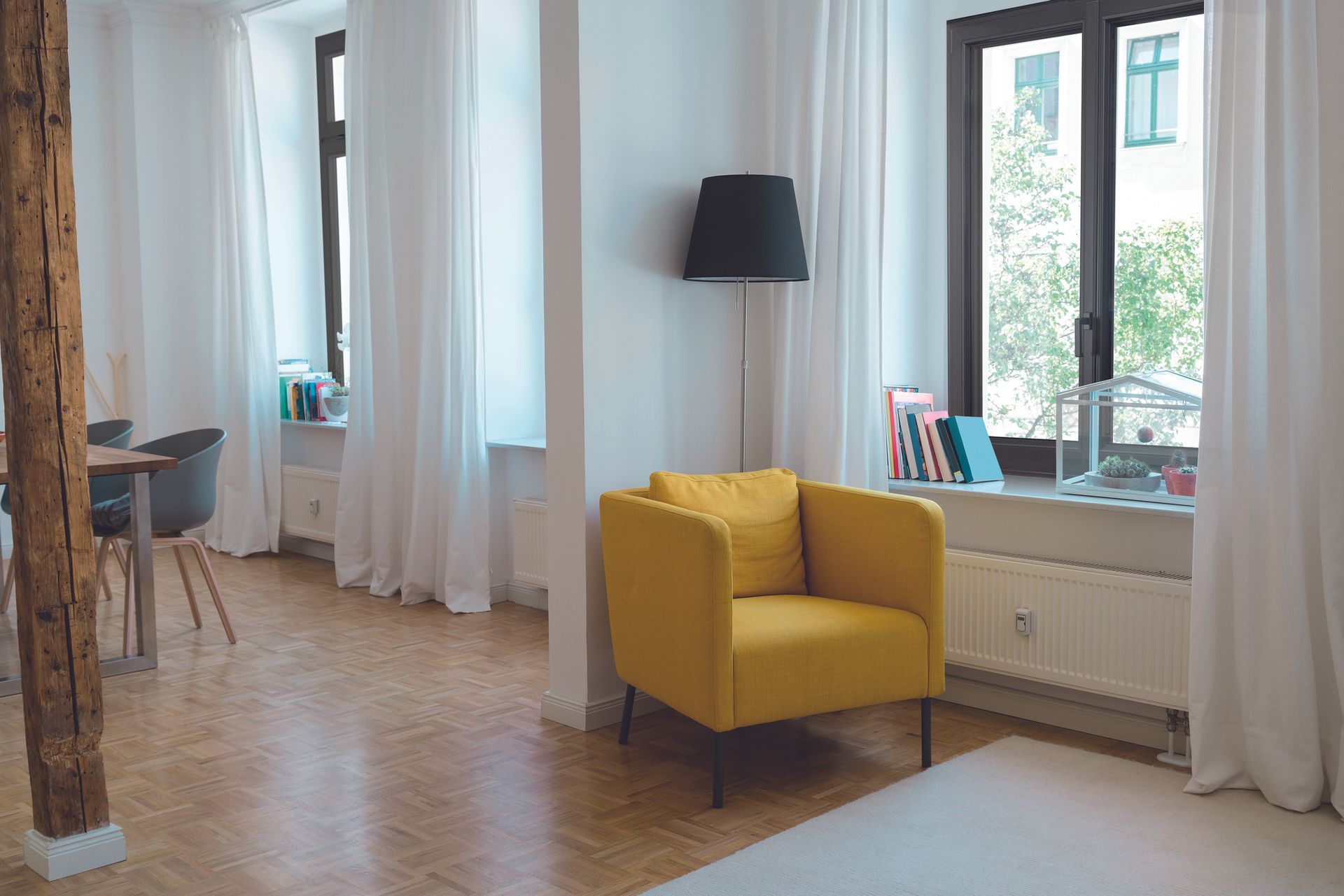 Fauteuil jaune près d'une fenêtre