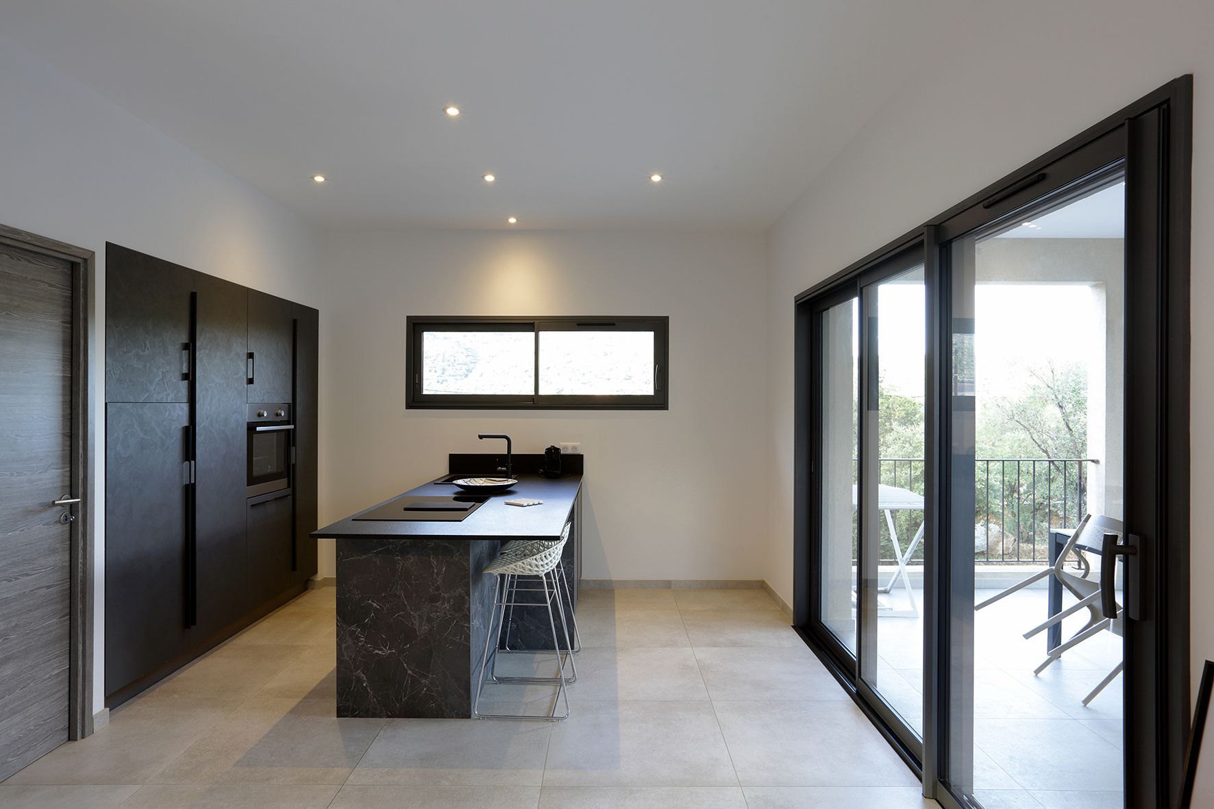 Baie vitrée noire dans une cuisine