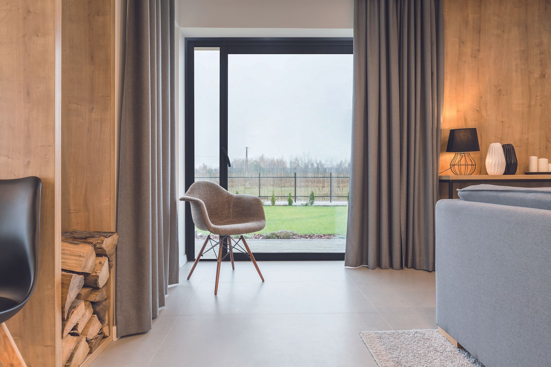 Baie vitrée avec grand rideau