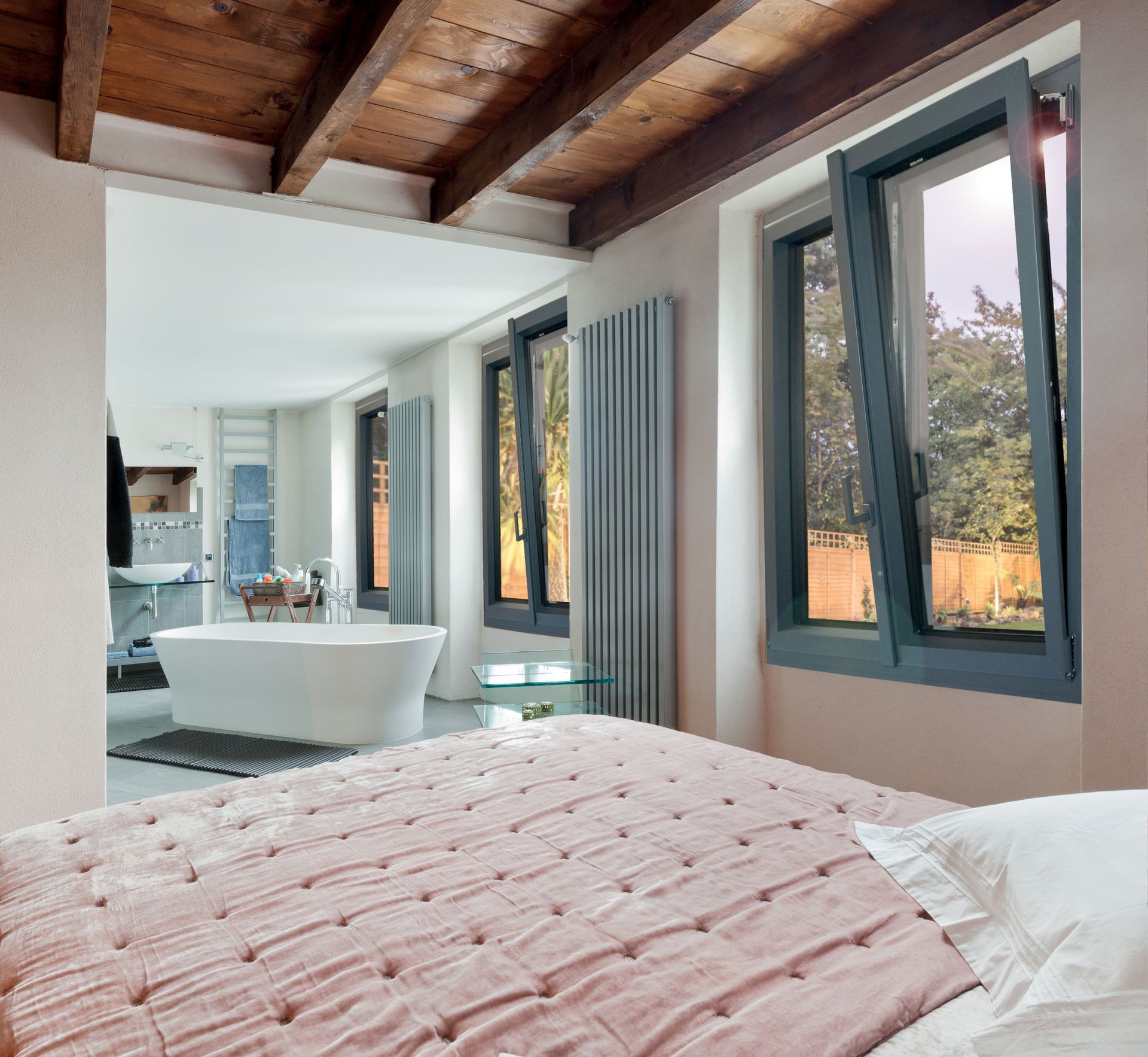 Chambre avec fenêtres ouvrant par le haut