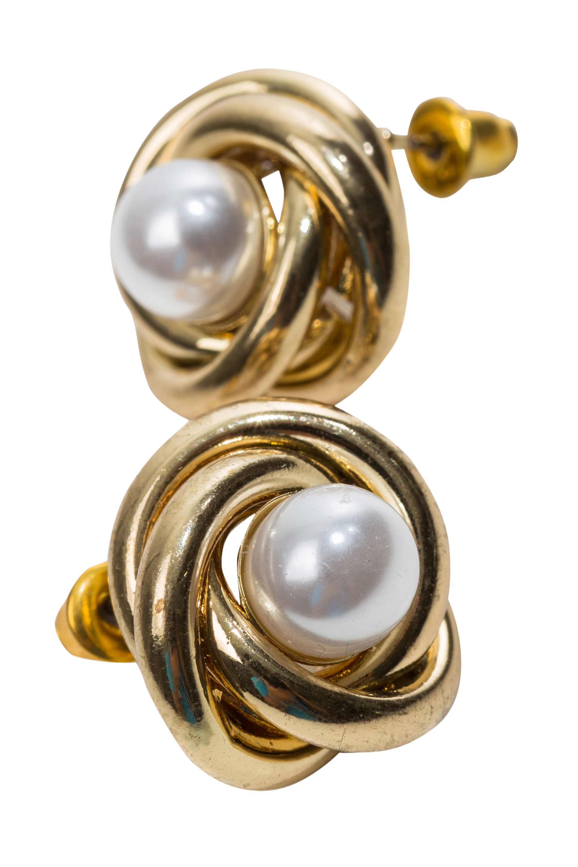 Boucles d'oreilles avec nœud en or et perle blanche.