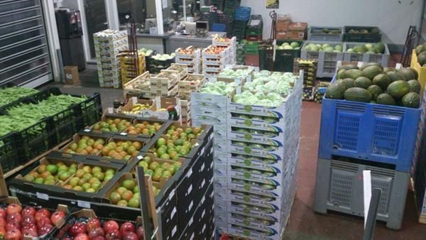 Un almacén lleno de muchas frutas y verduras.