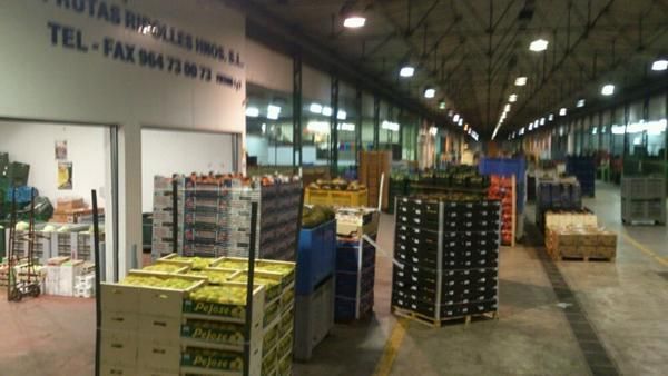 Un almacén lleno de muchas cajas y un número de teléfono.