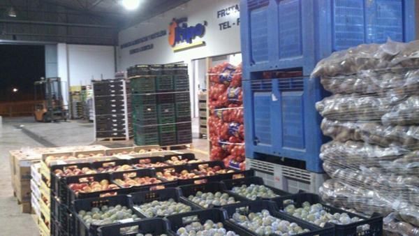 Un almacén lleno de muchas frutas y verduras.