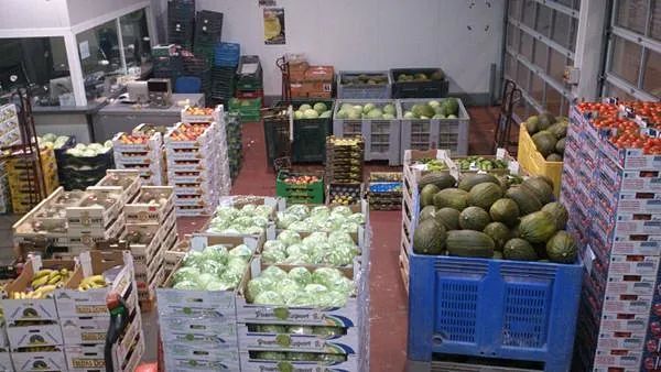Un almacén lleno de muchas frutas y verduras.