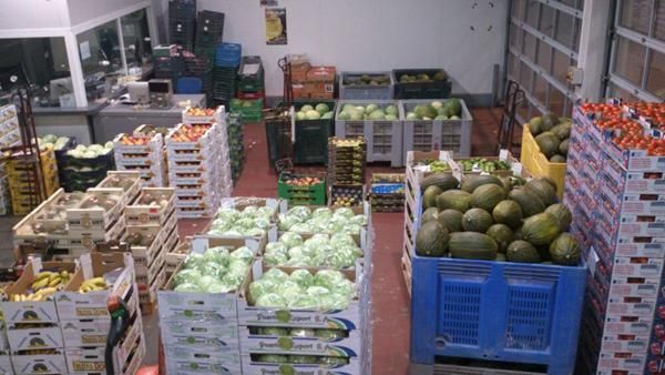 Un almacén lleno de muchas frutas y verduras.