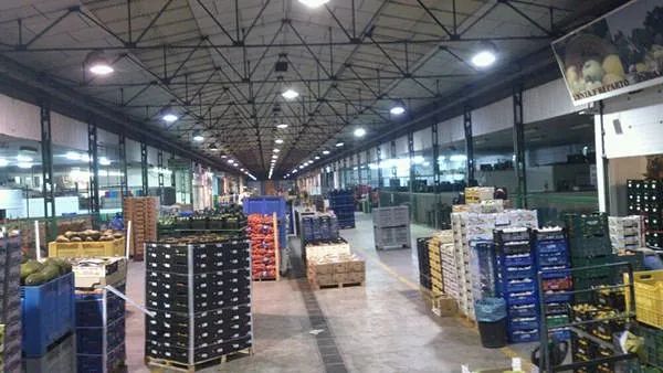 Un gran almacén lleno de muchas cajas y cajones.