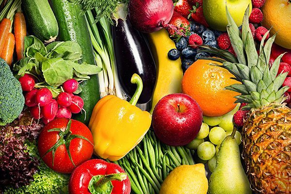 Una variedad de frutas y verduras se muestran en una mesa.