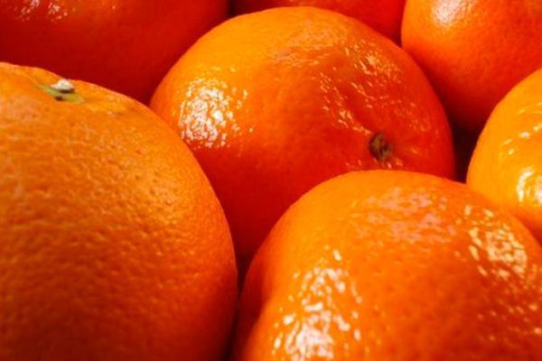 Un montón de naranjas están colocadas una encima de otra