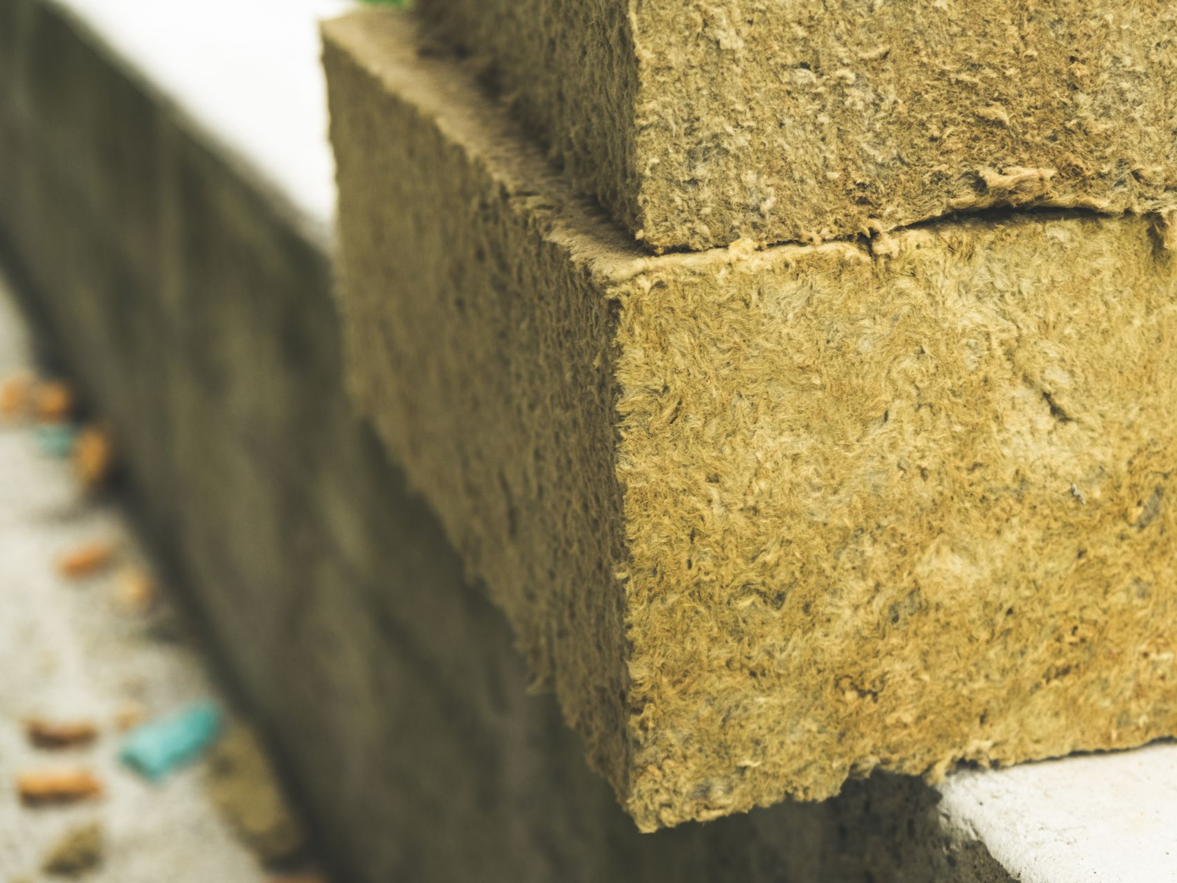 Deux blocs d'isolation rectangulaires en laine de roche beiges empilés.