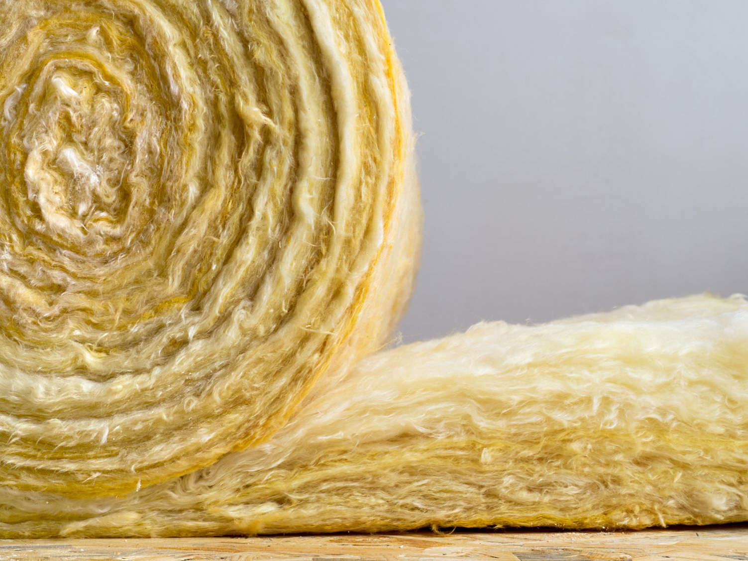 Isolation en fibre de verre jaune enroulée.