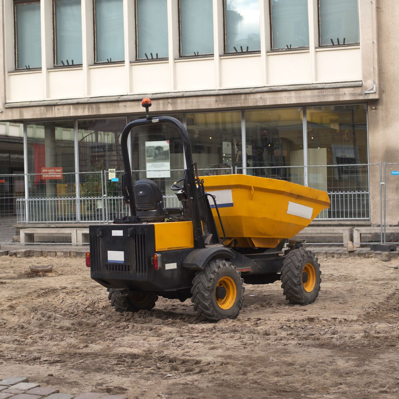 Un dumper de chantier.