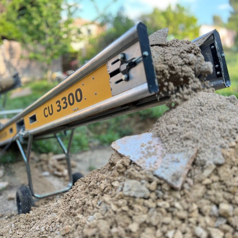 Un convoyeur à bande jaune.