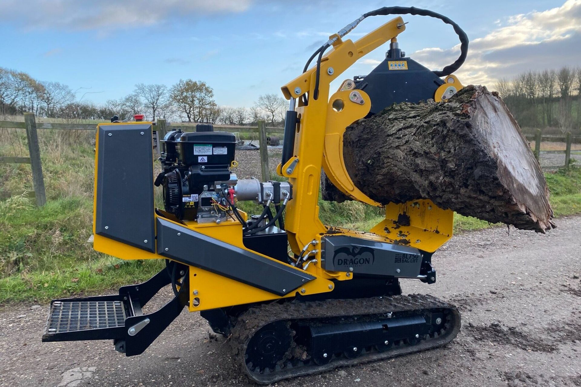 Un valet de ferme avec un tronc.