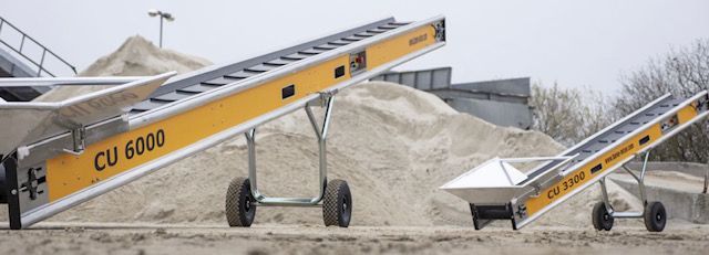 Un gros convoyeur à bande.