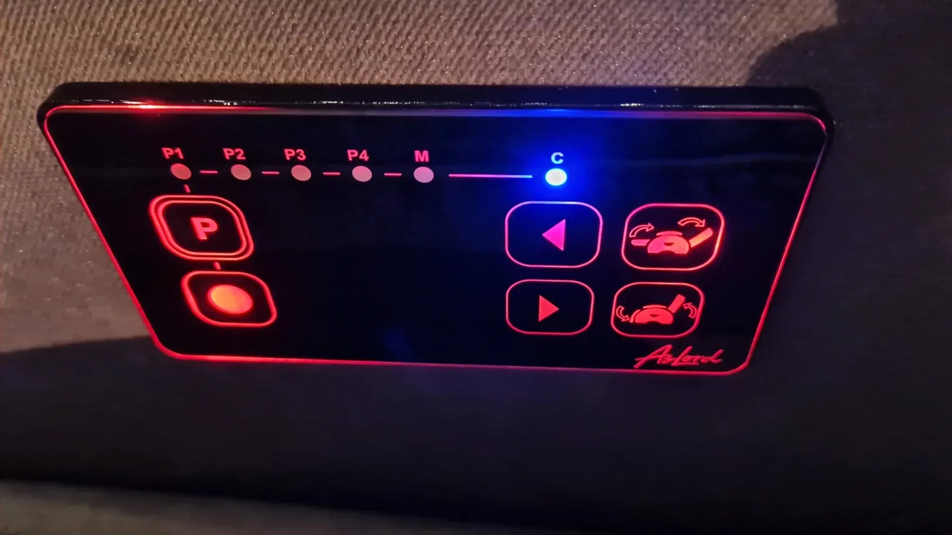 Panneau de commande de voiture rétroéclairé, avec des boutons et des voyants lumineux rouges et bleus
