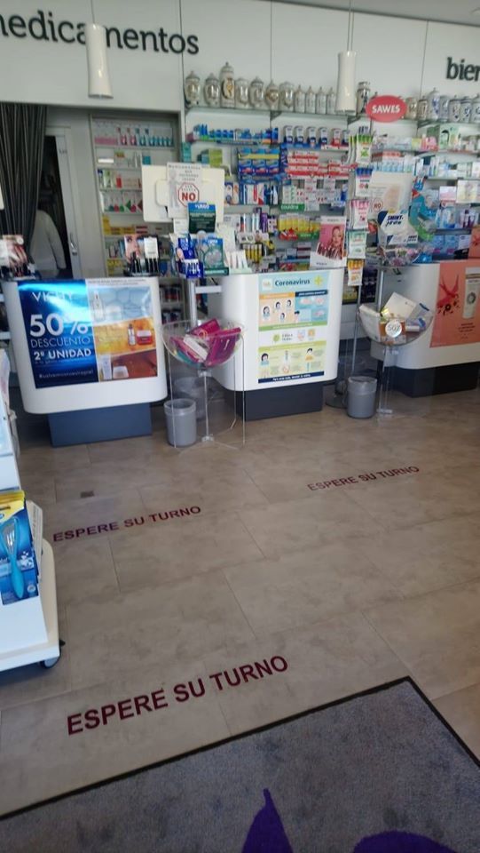 Una farmacia con un cartel en el suelo que dice 