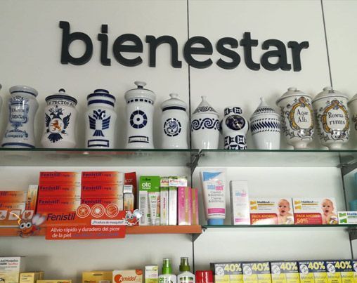 Un estante en una tienda con un cartel que dice bienestar