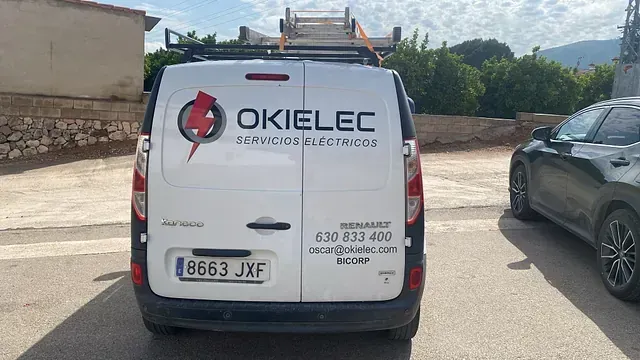 Una furgoneta de servicio blanca con la etiqueta 