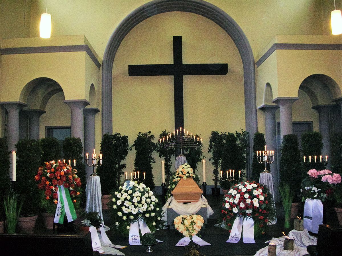 Eine Kirche mit einem Kreuz in der Mitte