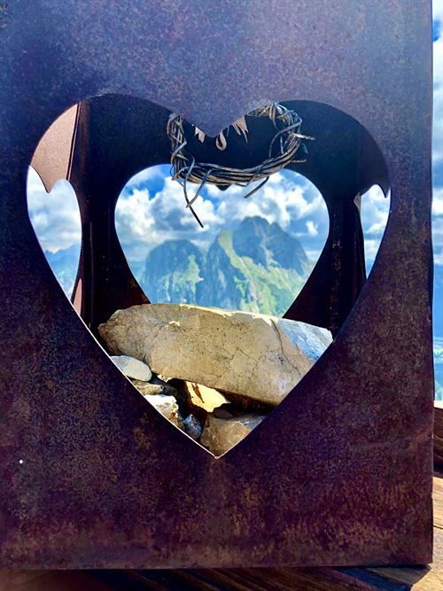 Eine herzförmige Skulptur mit Blick auf die Berge im Hintergrund