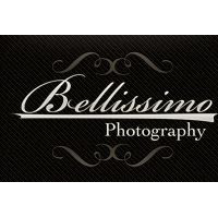 Das Logo von Bellissimo Photography befindet sich auf schwarzem Hintergrund.