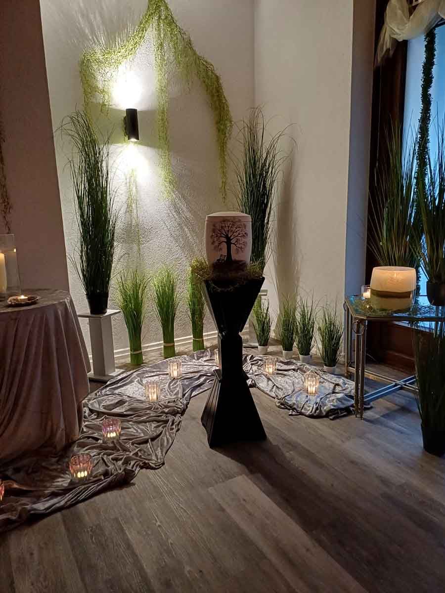 Ein Raum mit Kerzen und Pflanzen auf dem Boden