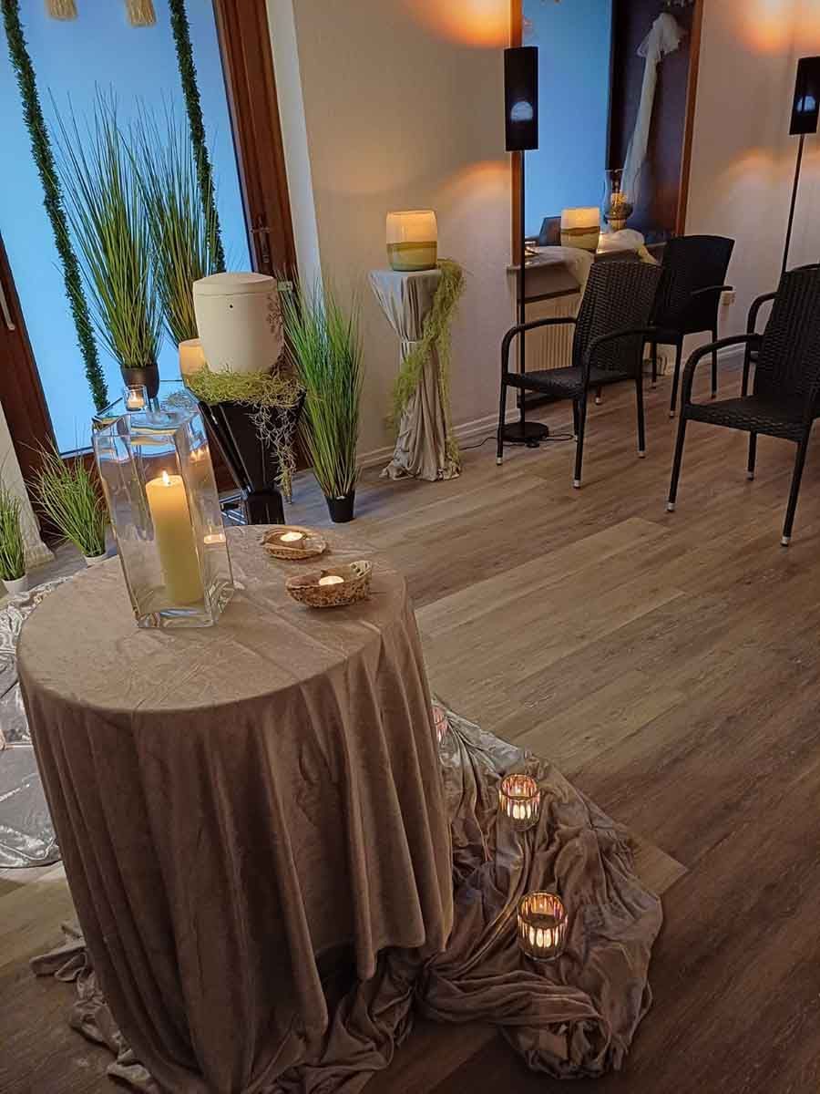 Ein Tisch mit Kerzen darauf in einem Raum