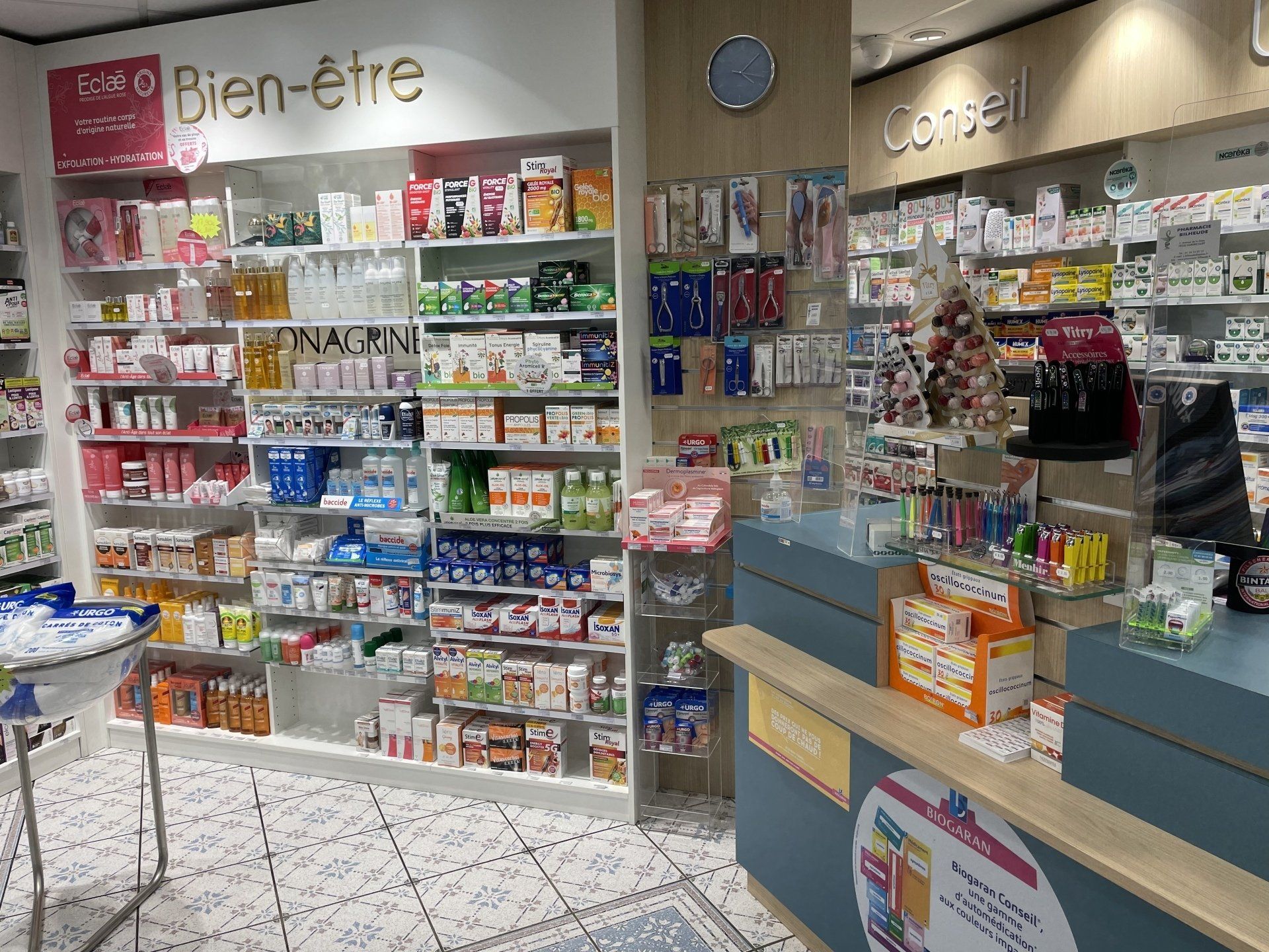 Rayons et accueil de la pharmacie