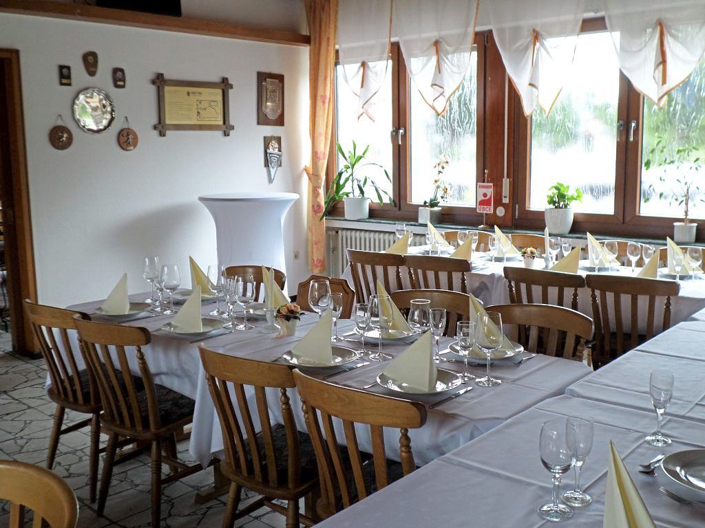 Gedeckter Tisch im Restaurant für eine Veranstaltung