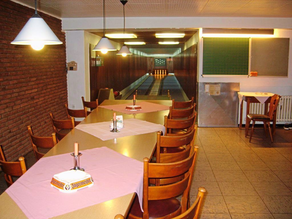 Restaurant Einrichtung innen Tischreihe