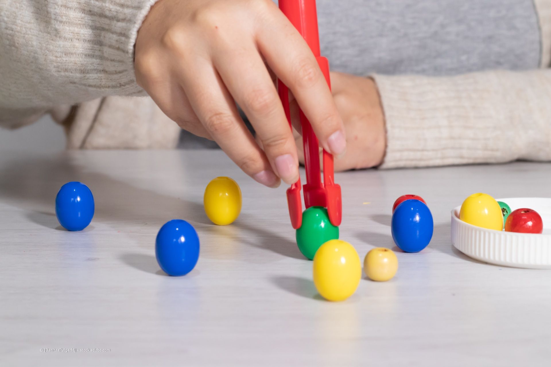 Person macht Ergotherapieübung