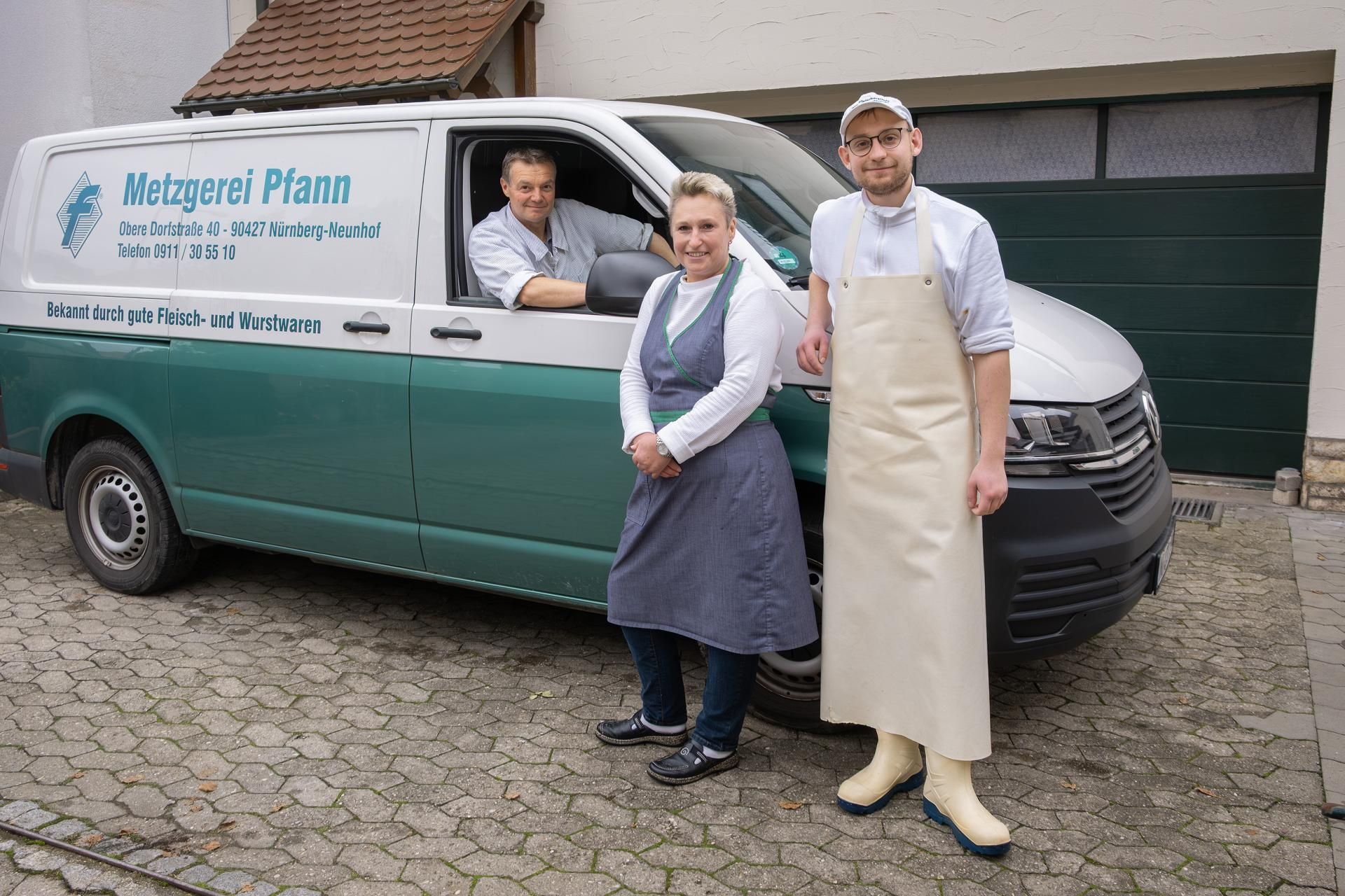 Team der Metzgerei Pfann vor dem grünen Lieferwagen, traditioneller Handwerksbetrieb aus der Region.