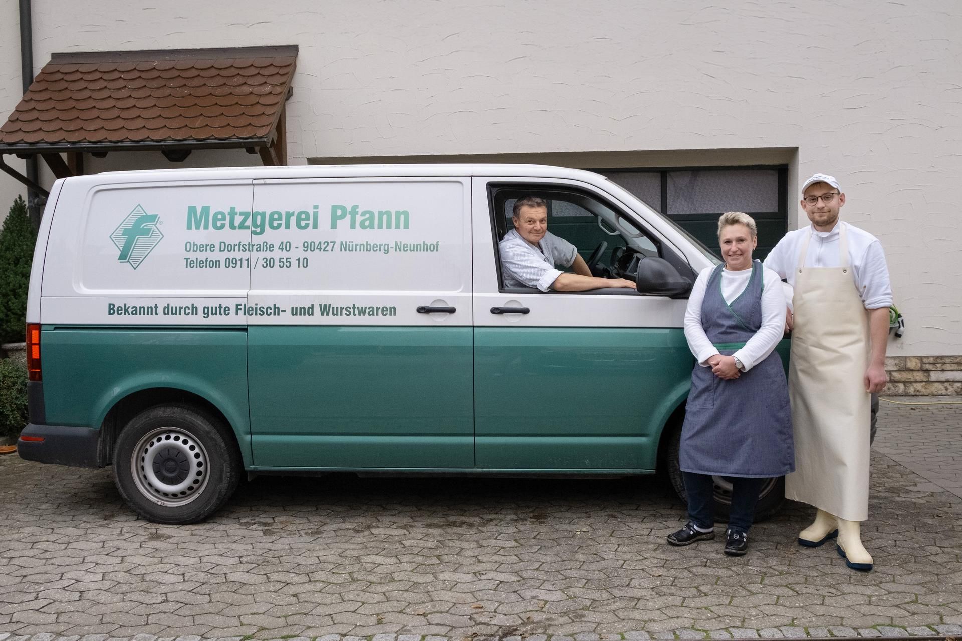 Team der Metzgerei Pfann vor dem grünen Lieferwagen, traditioneller Handwerksbetrieb aus der Region.