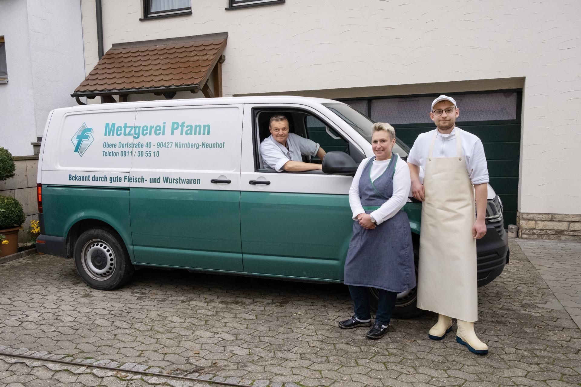 Team der Metzgerei Pfann vor dem grünen Lieferwagen, traditioneller Handwerksbetrieb aus der Region.