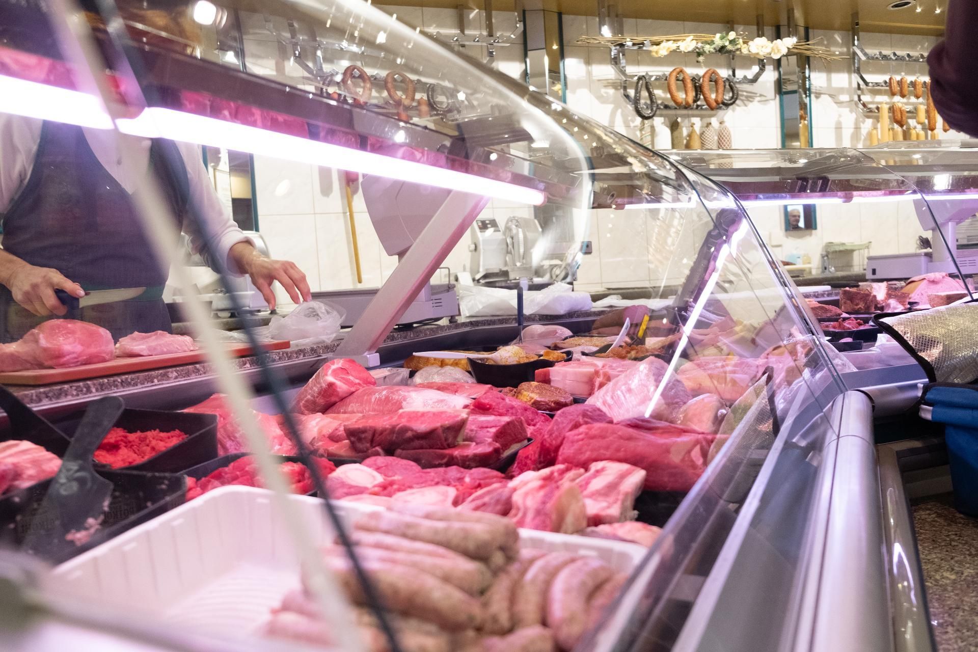 Große Auswahl frischer Fleischstücke in der Theke der Metzgerei Pfann