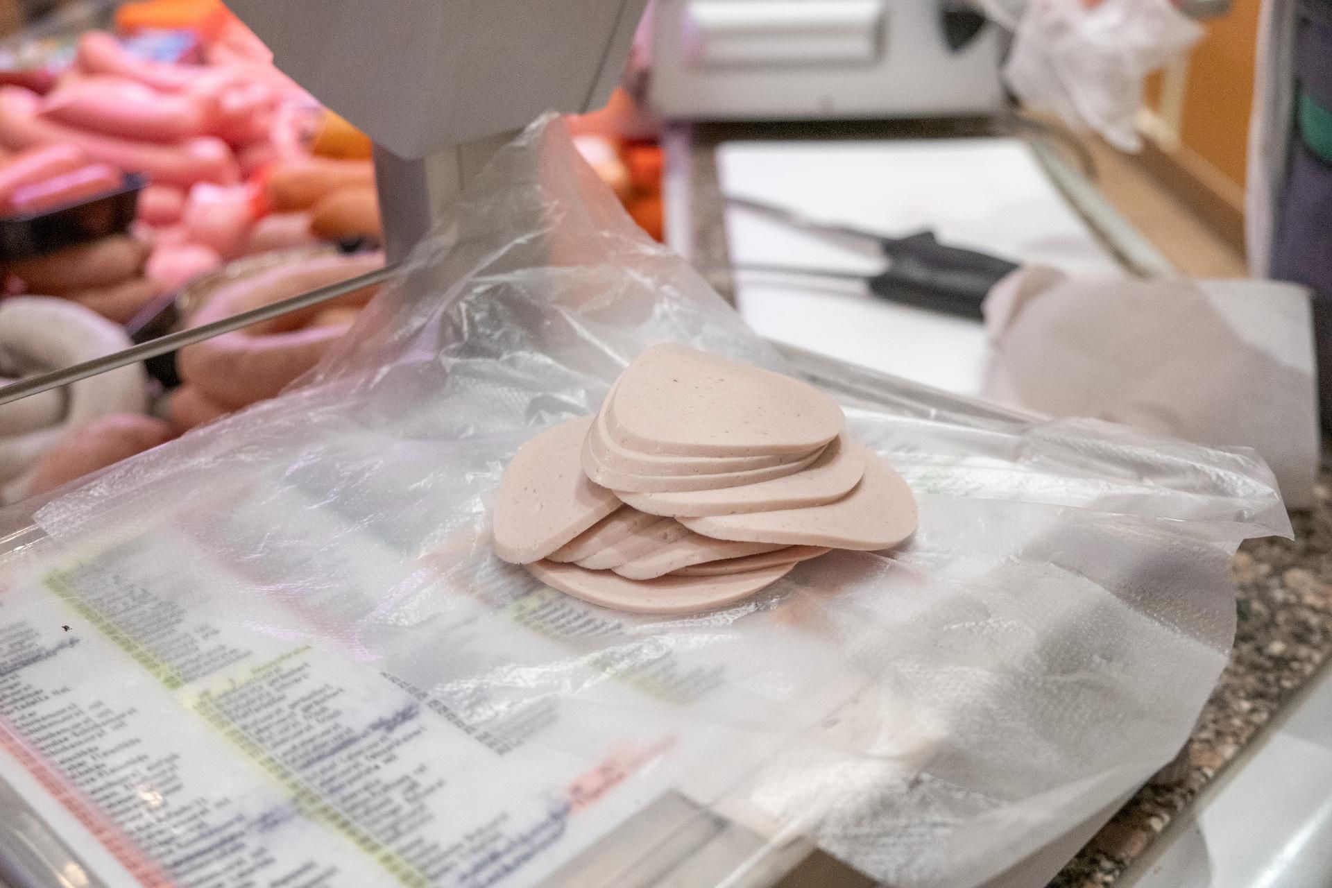 Verschiedene Brühwürste und Spezialitäten frisch präsentiert in der Metzgerei-Theke