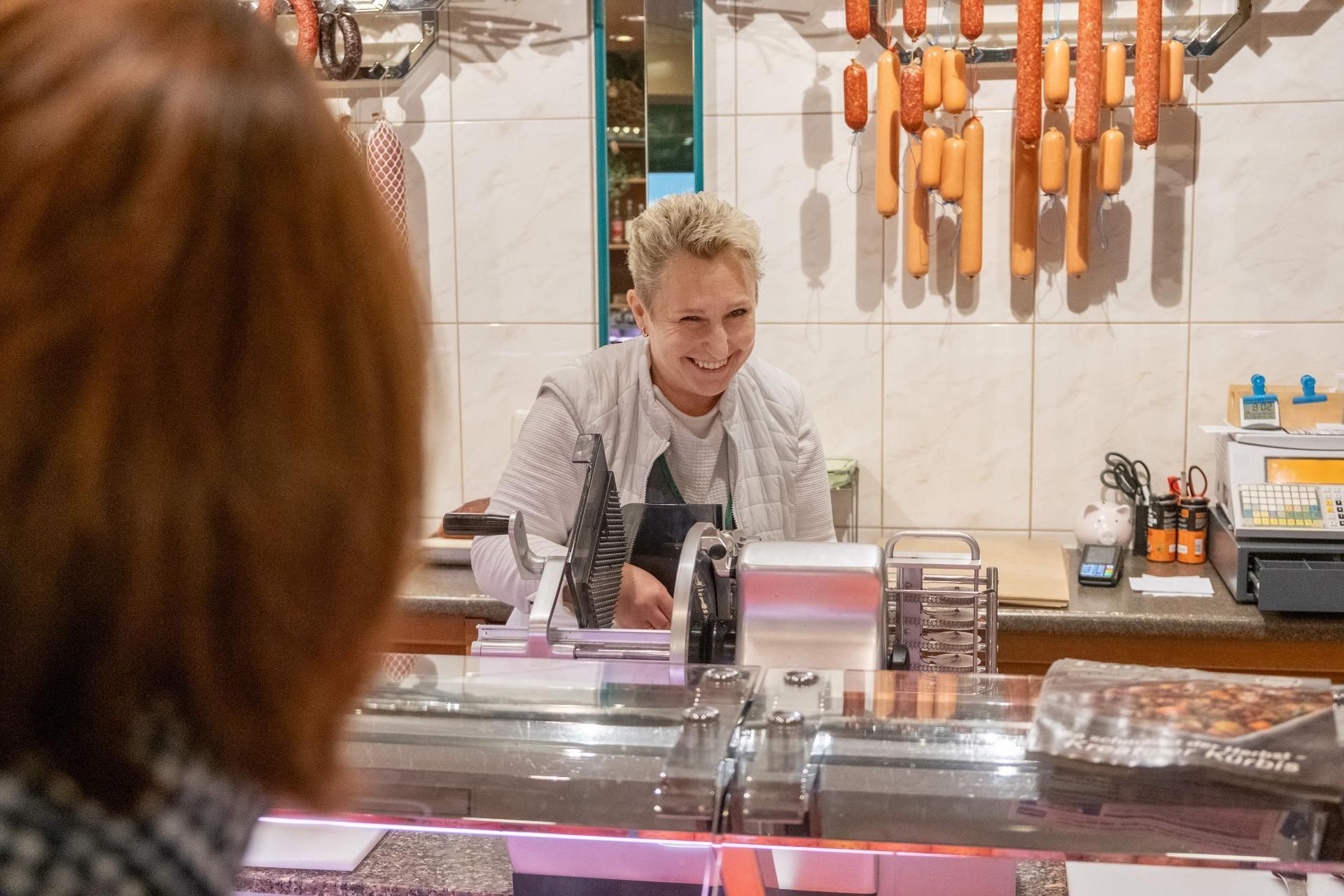 Kundengespräch an der Fleischtheke der Metzgerei Pfann mit persönlicher Beratung.