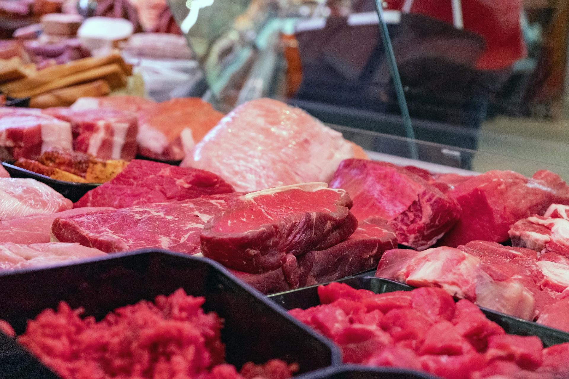 Große Auswahl frischer Fleisch- und Wurstwaren in der Theke der Metzgerei Pfann