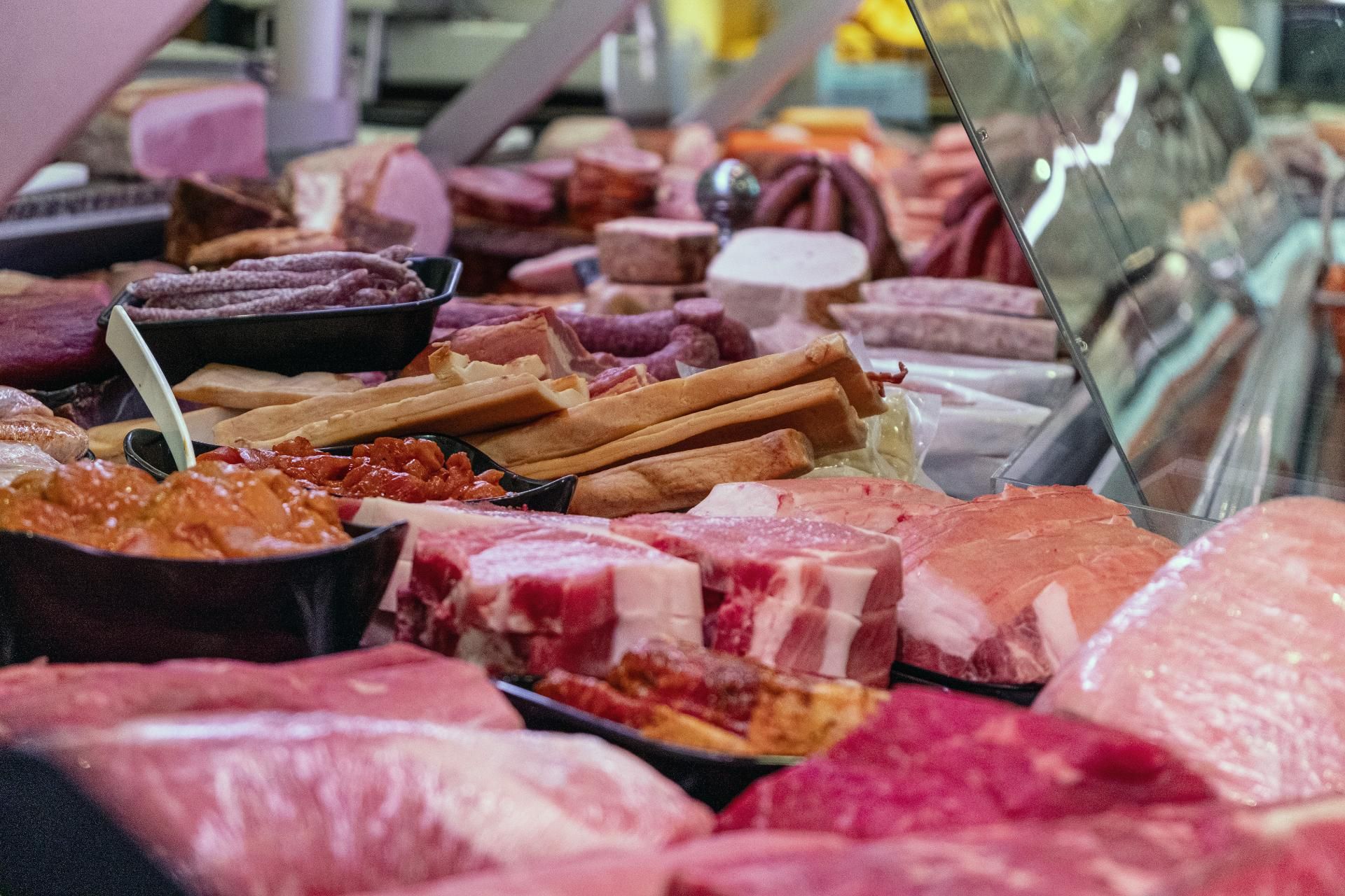 Große Auswahl frischer Fleisch- und Wurstwaren in der Theke der Metzgerei Pfann